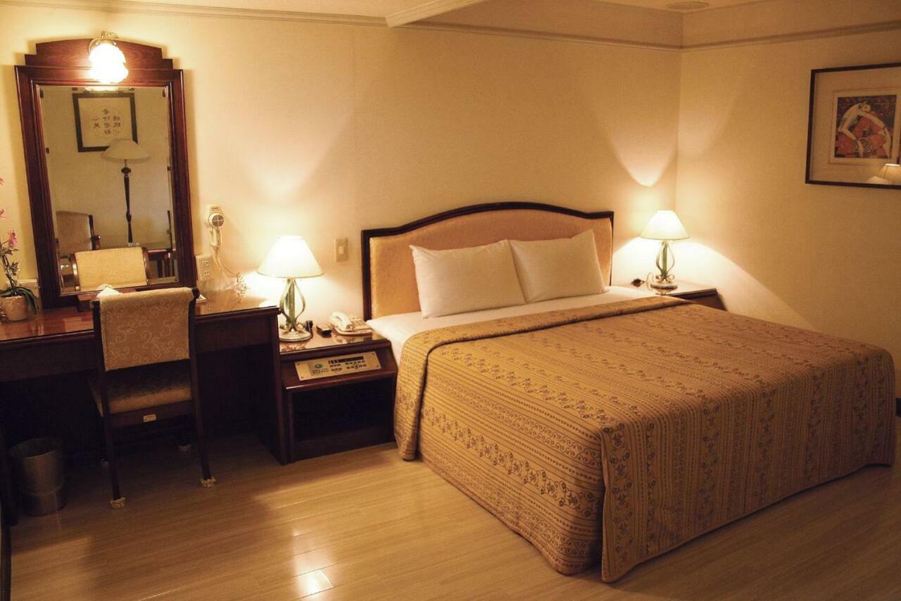 Athens Hotel Taichung Exterior foto